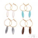オーバルのアクリルチャームのピアス