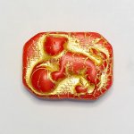 ボールを持ったチェコビーズ　猫 マットレッド/ゴールド 22x16mm （2ヶ）　　　　　　　　　　　　　　　　　　　　　　　　　　　　　　　　