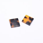 アクリルパーツ 正方形 琥珀色 2×15mm 【50ヶ】
