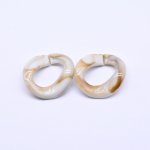 アクリルパーツ ツイスト型 抜き不規則オーバル 30×32mm オフホワイト【100ヶ】